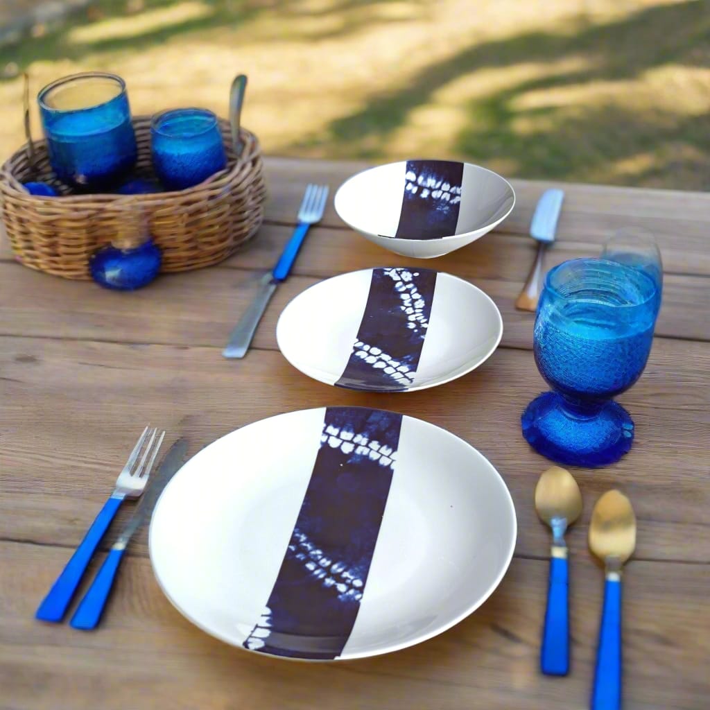 Coffret d'assiettes rondes en porcelaine fine Française fabriquées à la demande avec motif bande larges ethnique d'Afrique "Indigo intense" bleu dans coffret de 6 assiettes