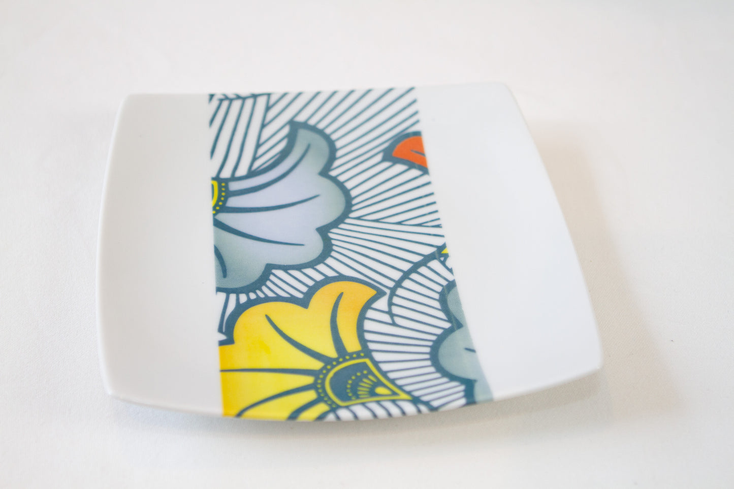 Coffret d'assiettes en porcelaine fine Française fabriquées à la demande avec motif bande WAX d'afrique "Grandes Fleurs de Mariage" dans coffret de 12