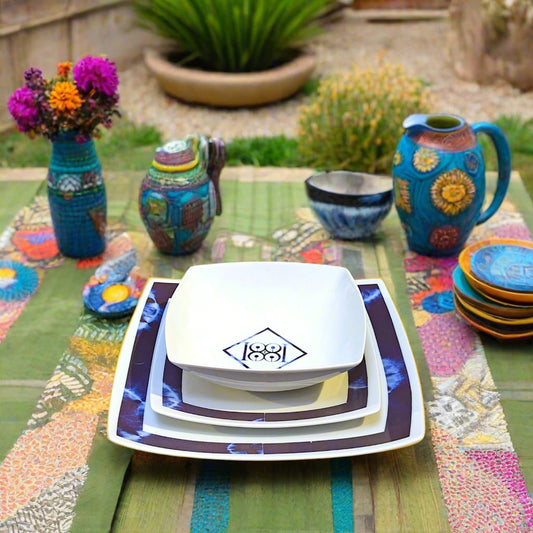 Coffret d'assiettes carrées en porcelaine fine Française fabriquées à la demande avec motif ethnique d'Afrique bleu nuit " Indigo", présenté dans un coffret de 6 assiettes
