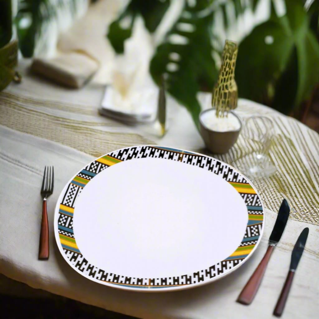 Coffret d'assiettes ovales en porcelaine fine Française fabriquées à la demande avec motif anneau tribal "tera tera", "kounta" "Kanta" dans coffret de 6 assiettes