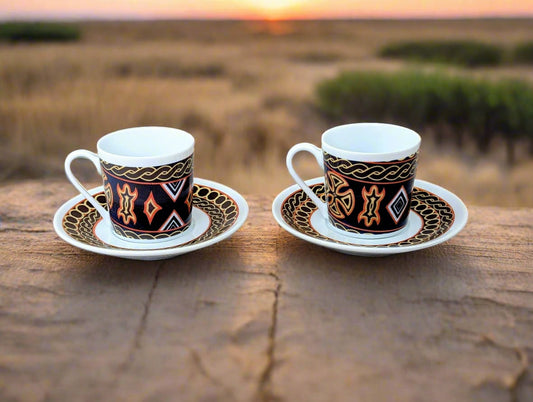 Tasse à Café en porcelaine fine Française fabriquée à la demande avec soucoupe motif anneau africain "Ndop Bamoun" du Cameroun