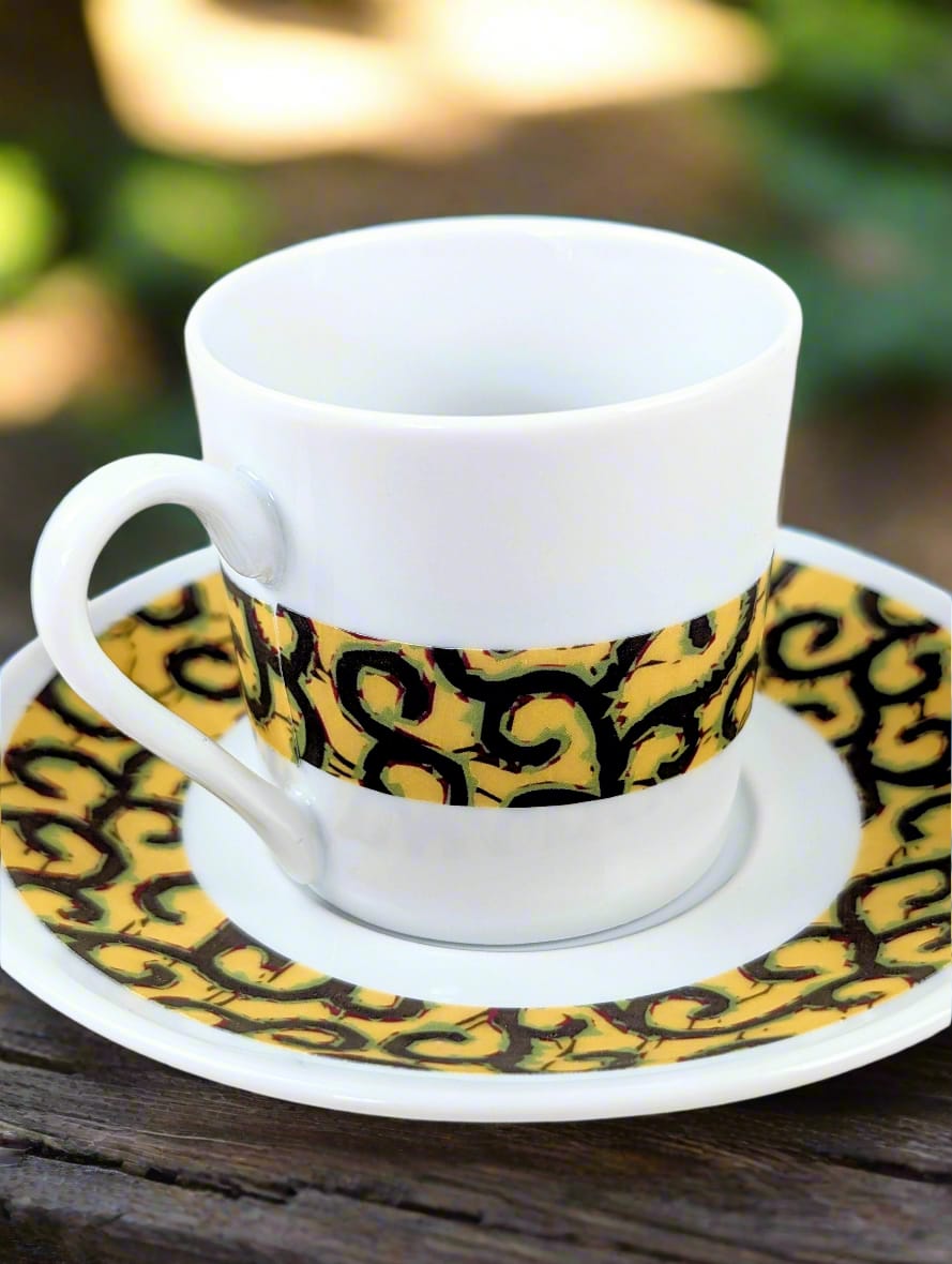 Tasse à Café en porcelaine fine Française fabriquée à la demande avec soucoupe motif africain WAX "macaroni ou Conseiller" jaune.