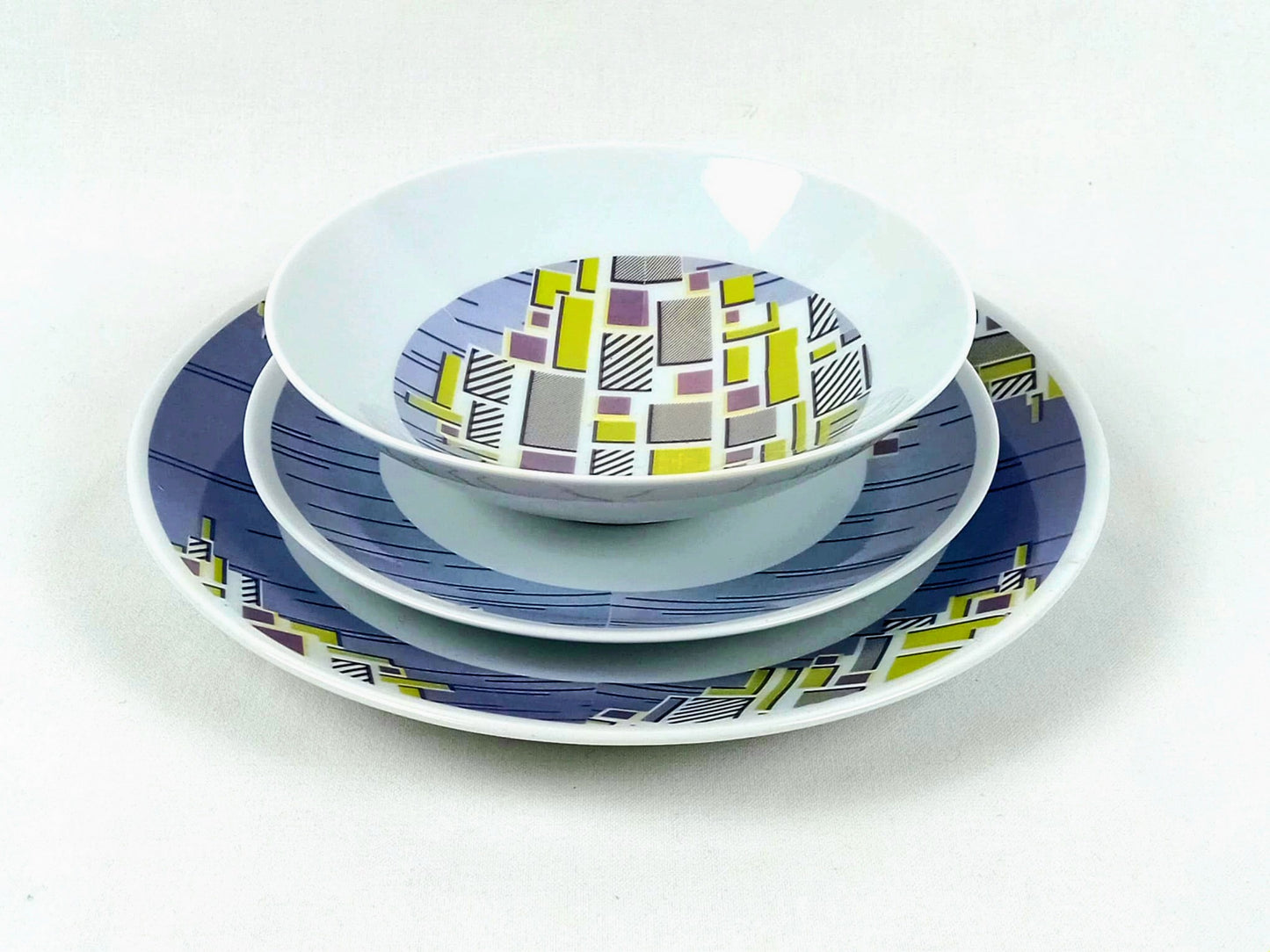 Coffret d'assiettes rondes en porcelaine fine Française fabriquées à la demande avec motif anneaux larges WAX d'afrique "Milliardaire" dans coffret de 6