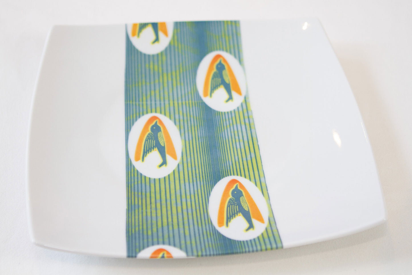 Coffret d'assiettes carrées en porcelaine fine Française fabriquées à la demande avec  motif bande WAX d'afrique "Hirondelles" dans coffret de 12