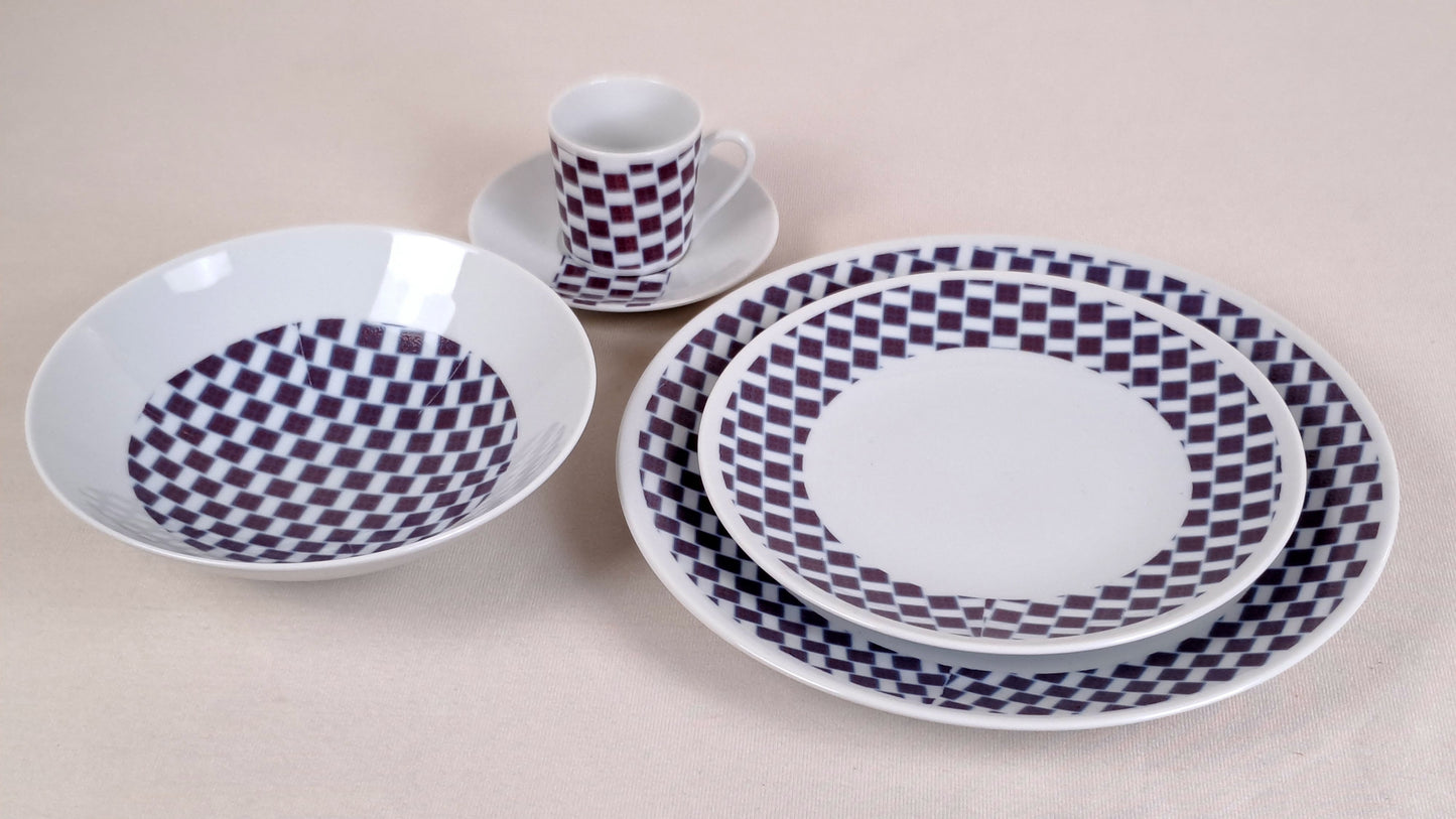 Coffret d'assiettes rondes en porcelaine fine Française fabriquées à la demande avec motif anneaux larges WAX d'afrique "Ludo Kouin" dans coffret de 6