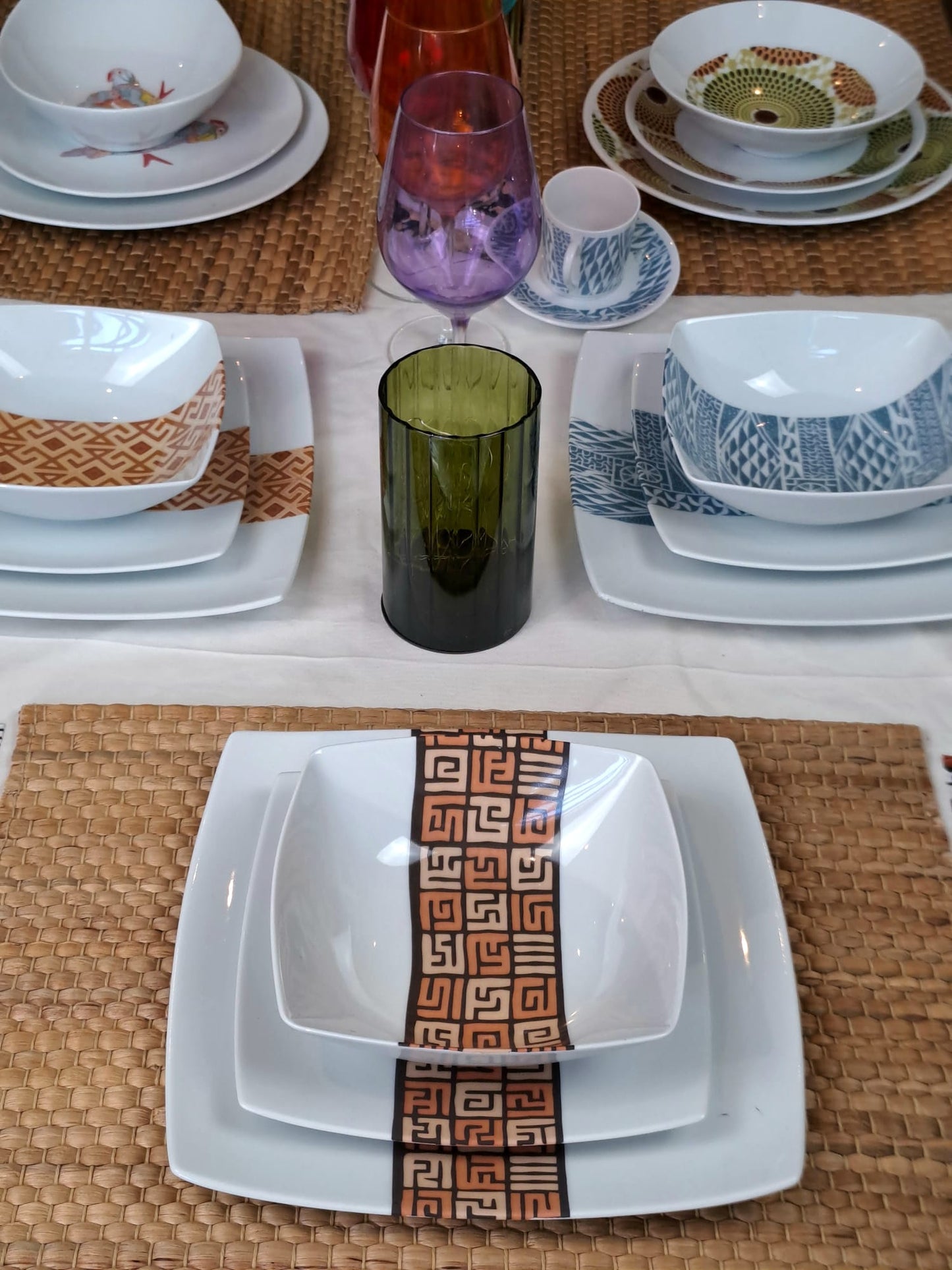 Coffret d'assiettes carrées en porcelaine fine Française fabriquées à la demande avec motif bande ethnique d'Afrique "#Ntshak (#N’tshak) du peuple Kuba ethnie shoowa du Congo, présenté dans un coffret de 6 assiettes.
