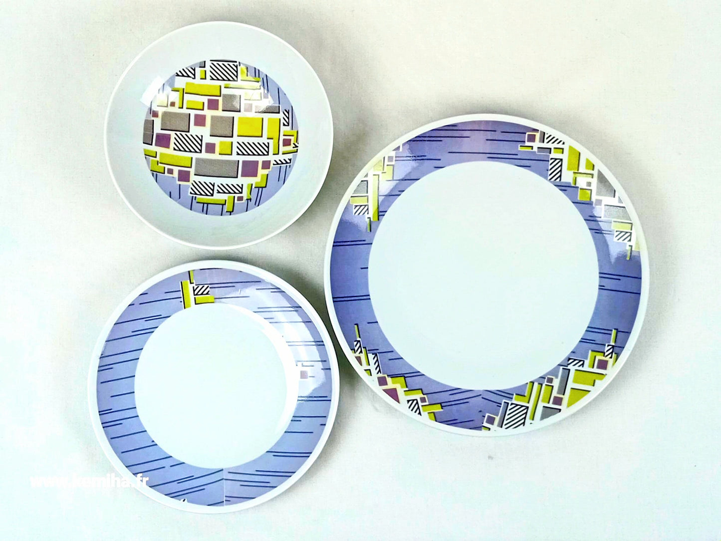 Coffret d'assiettes rondes en porcelaine fine Française fabriquées à la demande avec motif anneaux larges WAX d'afrique "Milliardaire" dans coffret de 6