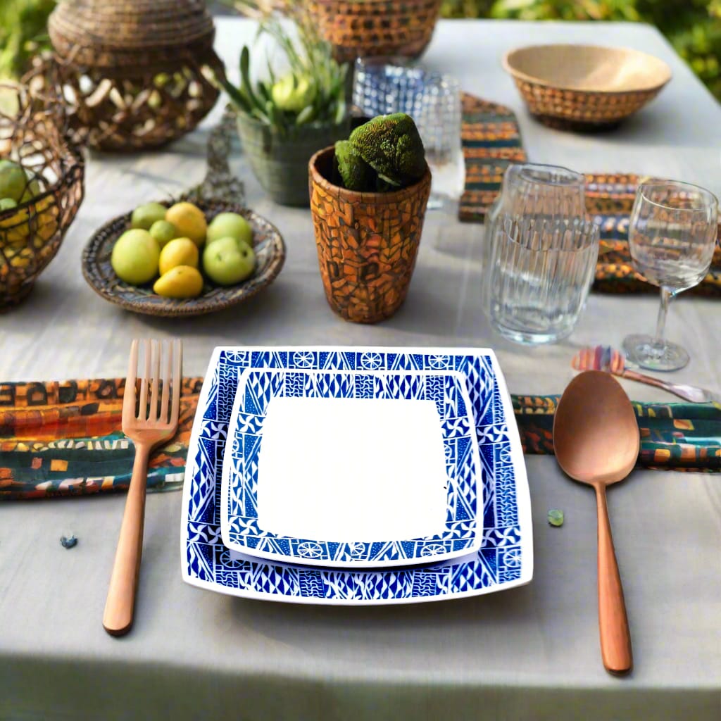 Coffret d'assiettes carrées en porcelaine fine Française fabriquées à la demande avec motif anneau ethnique d'Afrique "Ndop", du Cameroun présenté dans un coffret de 6 assiettes.