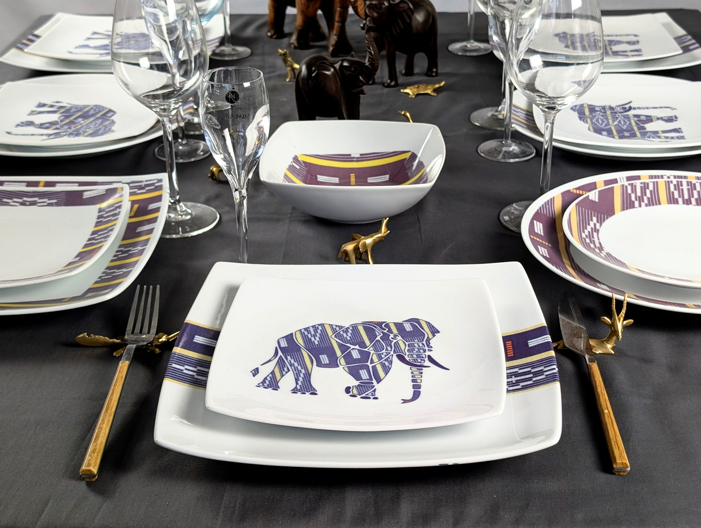 Coffret d'assiettes carrées en porcelaine fine Française fabriquées à la demande avec motif bande Éléphant Ethnique d'Afrique "Baoulé" de Côte d'Ivoire dans coffret de 12 assiettes