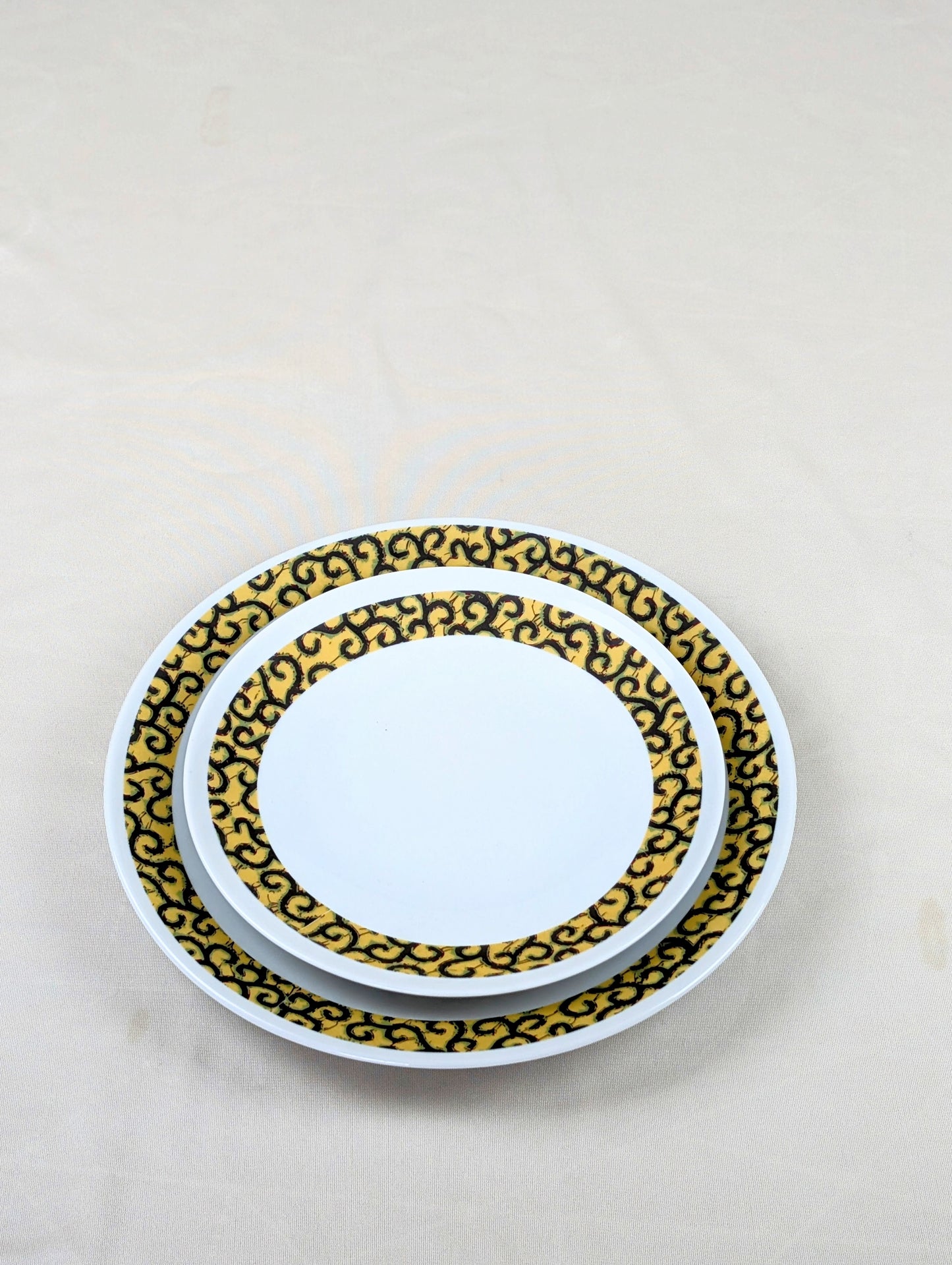 Coffret d'assiettes rondes en porcelaine fine Française fabriquées à la demande avec motif anneaux fins WAX d'afrique "Macaroni ou Conseiller" jaune dans coffret de 6 assiettes.