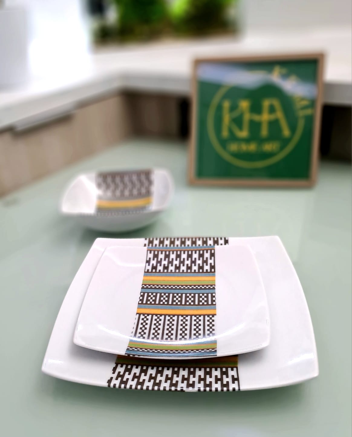 Coffret d'assiettes carrées en porcelaine fine Française fabriquées à la demande avec motif bande ethnique d'Afrique "Kounta" ou "Kanta" du Niger, présenté dans un coffret de 6 assiettes