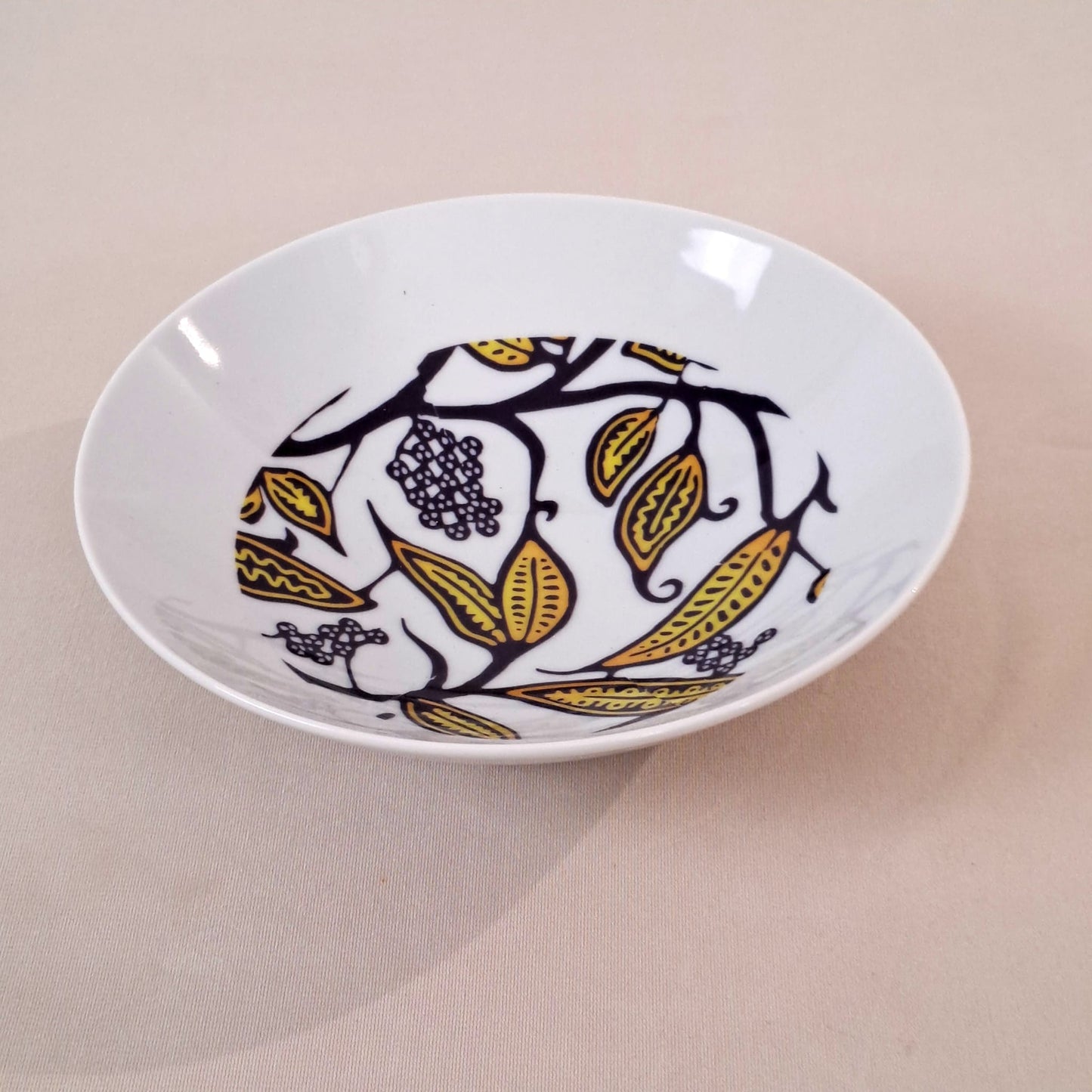 Coffret d'assiettes rondes en porcelaine fine Française fabriquées à la demande avec motif anneaux larges WAX "Makaïva" dans coffret de 6