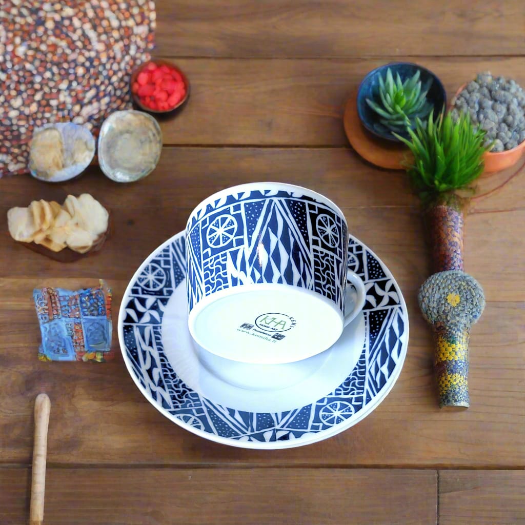Tasse à Thé avec soucoupe en porcelaine fine Française fabriquée à la demande motif plein "Ndop" bleu du Cameroun