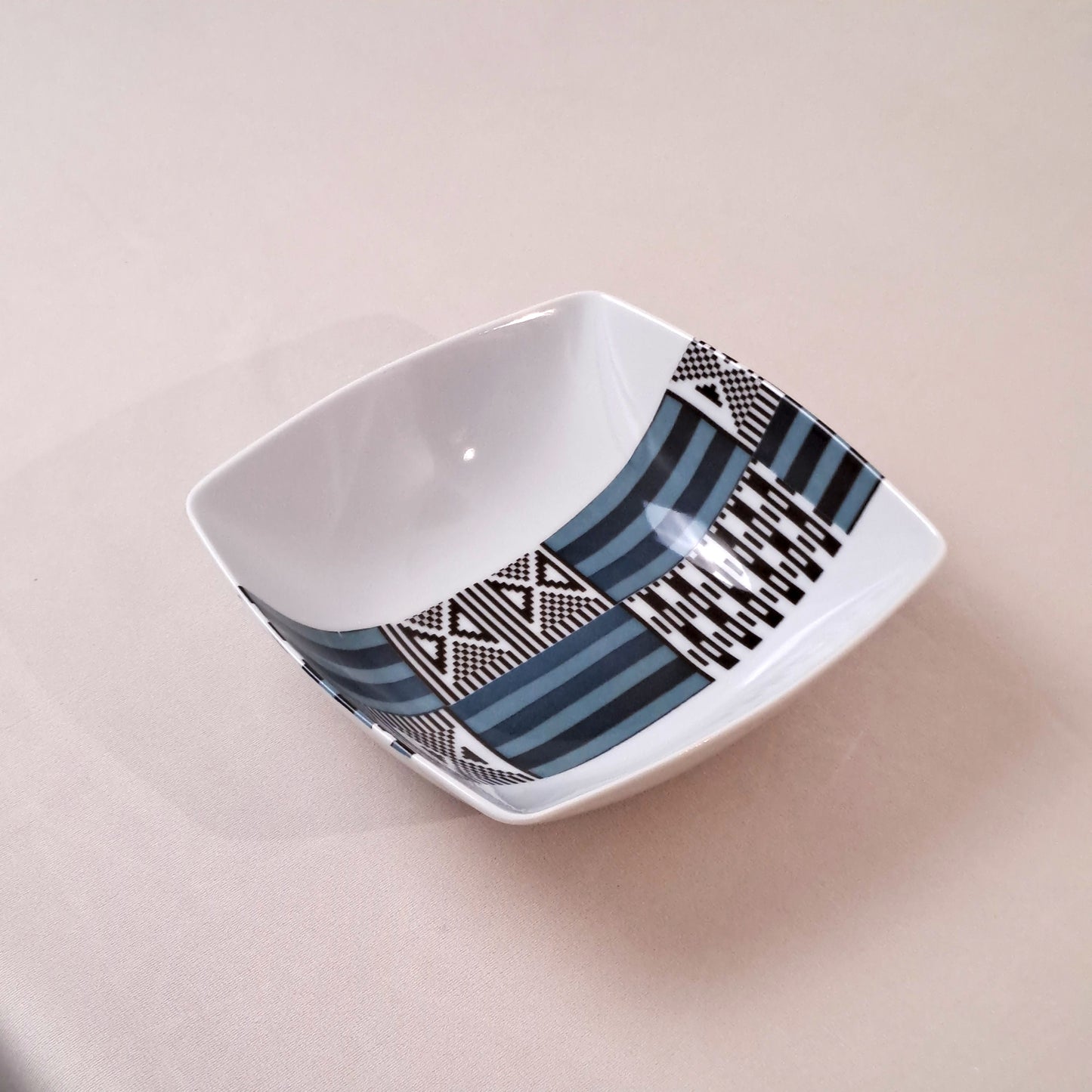 Coffret d'assiettes carrées en porcelaine fine Française fabriquées à la demande avec motif bande ethnique "Kounta" ou "Kanta" bleu du Niger, présenté dans un coffret de 6 assiettes