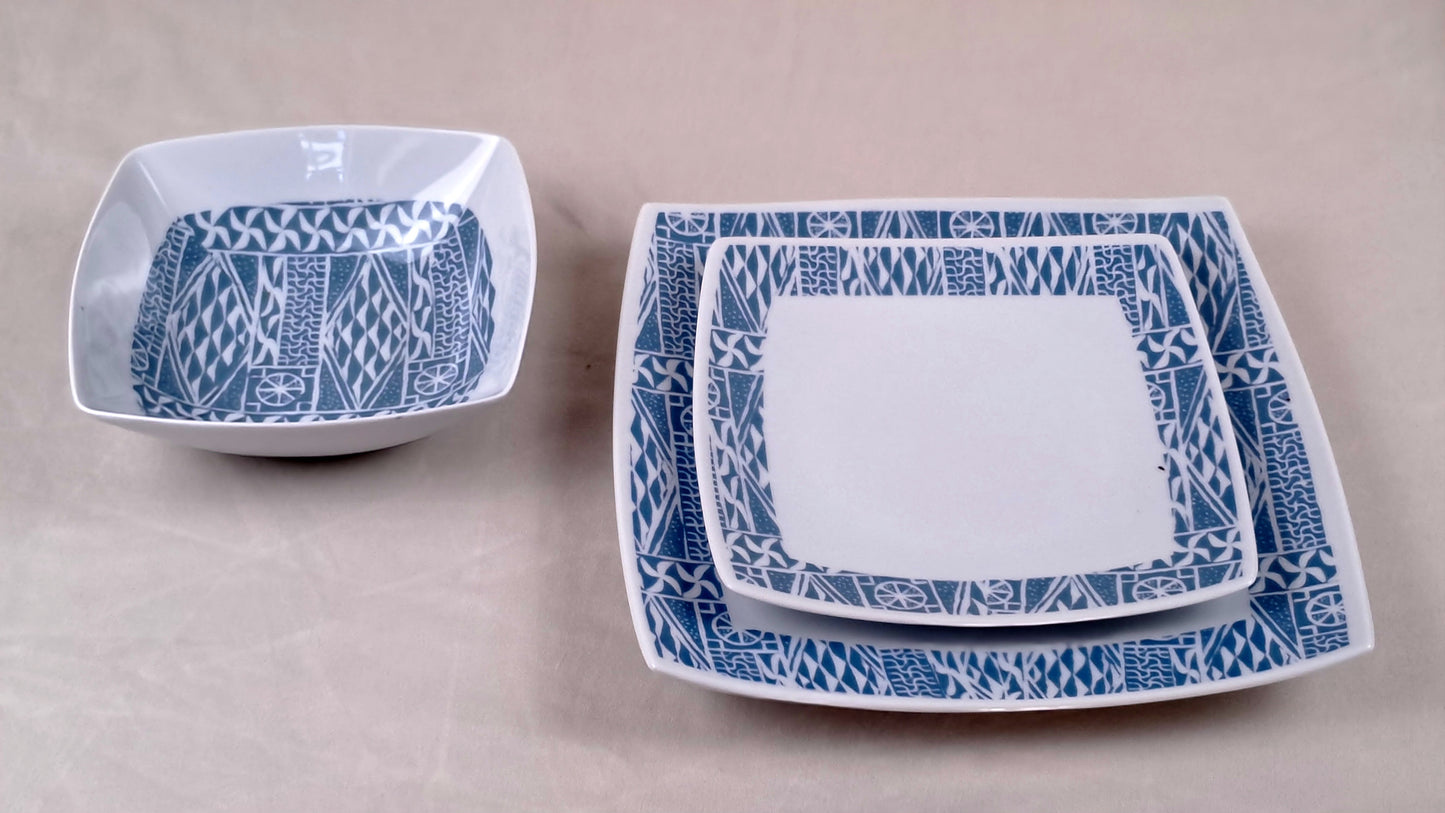 Coffret d'assiettes carrées en porcelaine fine Française fabriquées à la demande avec motif anneau ethnique d'Afrique "Ndop", du Cameroun présenté dans un coffret de 6 assiettes.