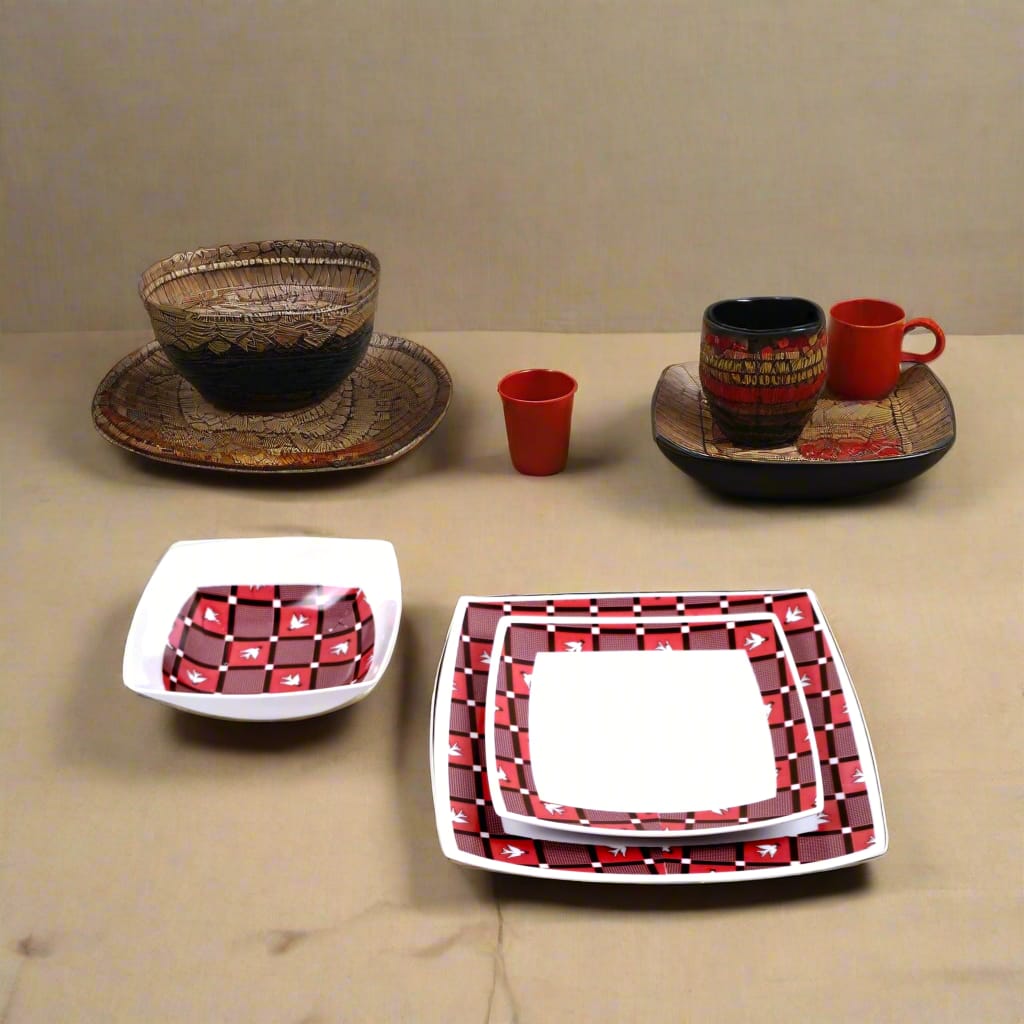 Coffret d'assiettes carrées en porcelaine fine Française fabriquées à la demande avec motif bande Ethnique d'Afrique "Lwili-Pende" du Burkina Faso dans coffret cadeau de 6 assiettes.