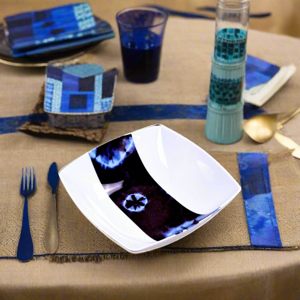 Coffret d'assiettes carrées en porcelaine fine Française fabriquées à la demande avec motif bande ethnique d'Afrique "Indigo bleu et noir" , présenté dans un coffret de 6 assiettes.