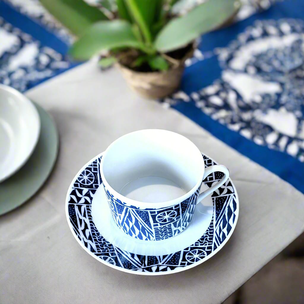 Tasse à Thé avec soucoupe en porcelaine fine Française fabriquée à la demande motif plein "Ndop" bleu du Cameroun