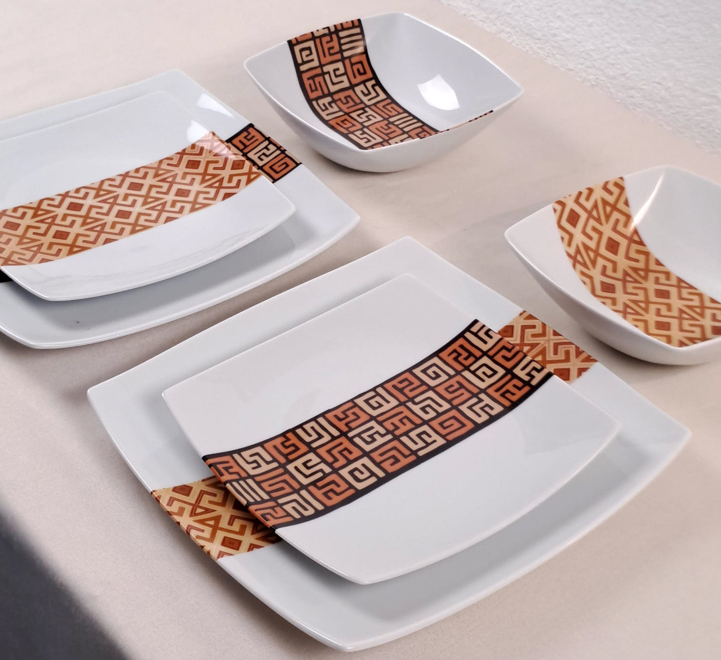 Coffret d'assiettes carrées en porcelaine fine Française fabriquées à la demande avec motif bande ethnique d'Afrique "#Ntshak (#N’tshak) du peuple Kuba ethnie shoowa du Congo, présenté dans un coffret de 6 assiettes.