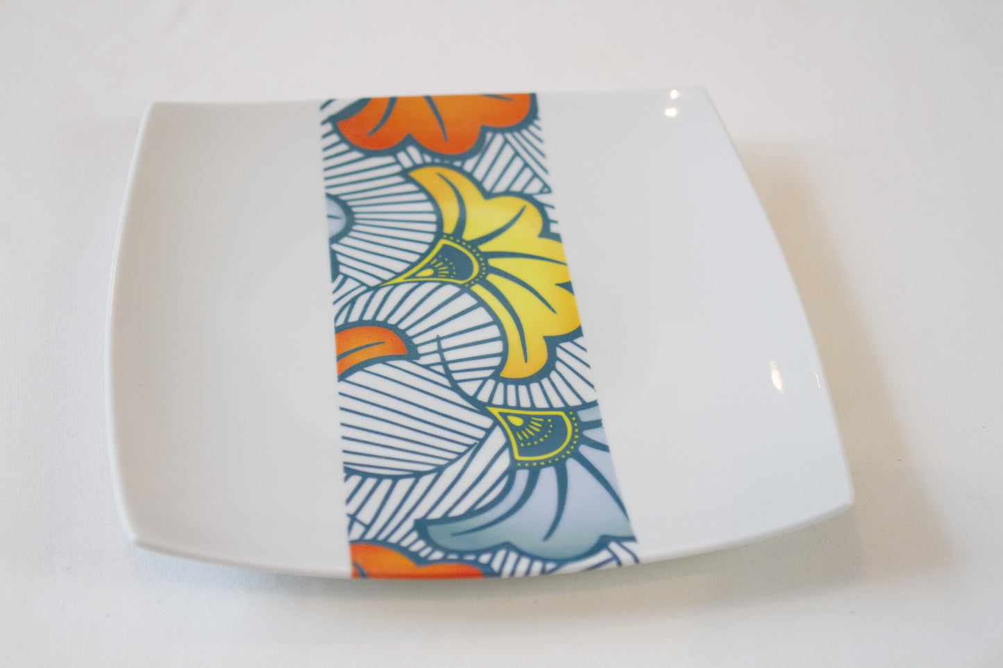 Coffret d'assiettes en porcelaine fine Française fabriquées à la demande avec motif bande WAX d'afrique "Grandes Fleurs de Mariage" dans coffret de 12