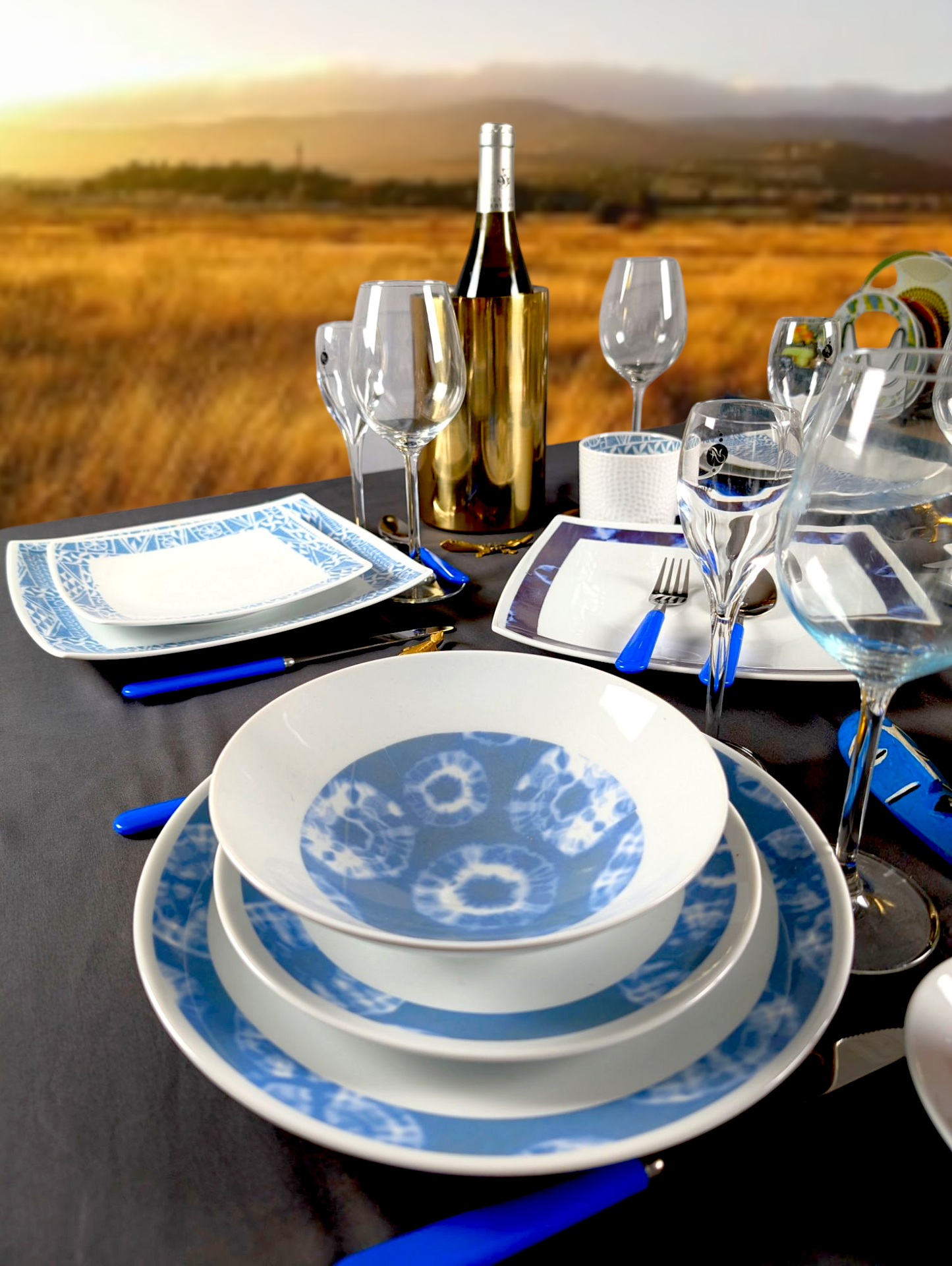 Coffret d'assiettes rondes en porcelaine fine Française fabriquées à la demande avec motif anneaux larges ethnique d'Afrique "Indigo" bleu dans coffret de 6 assiettes