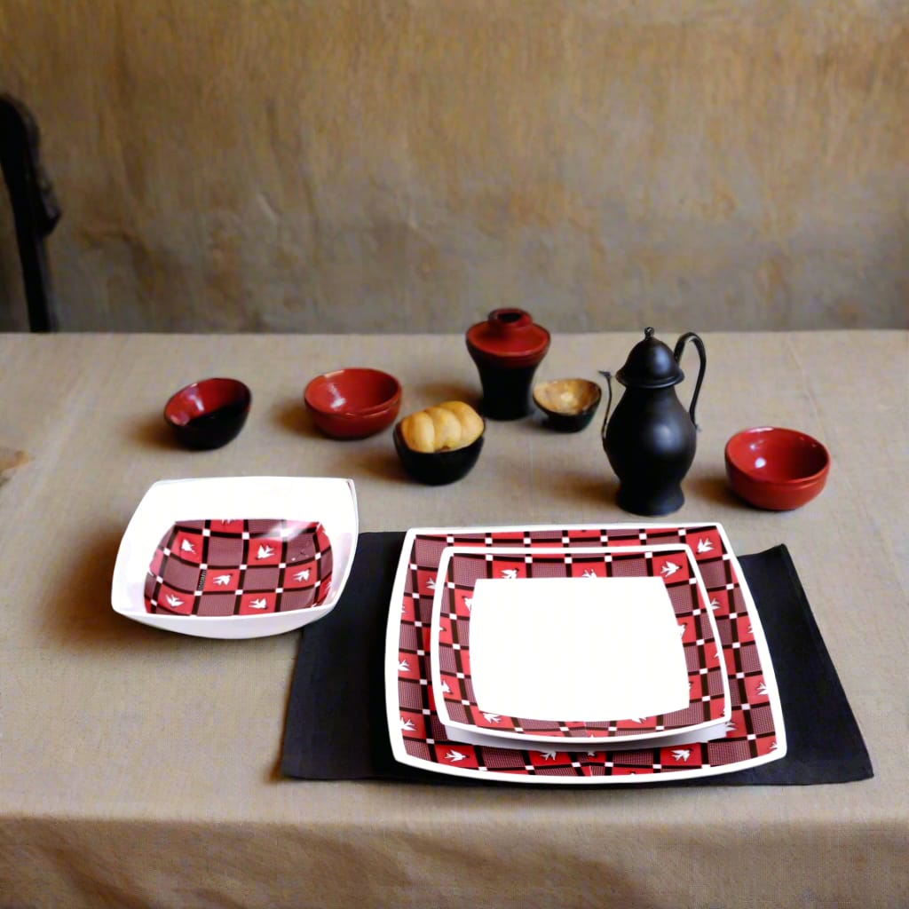 Coffret d'assiettes carrées en porcelaine fine Française fabriquées à la demande avec motif bande Ethnique d'Afrique "Lwili-Pende" du Burkina Faso dans coffret cadeau de 6 assiettes.