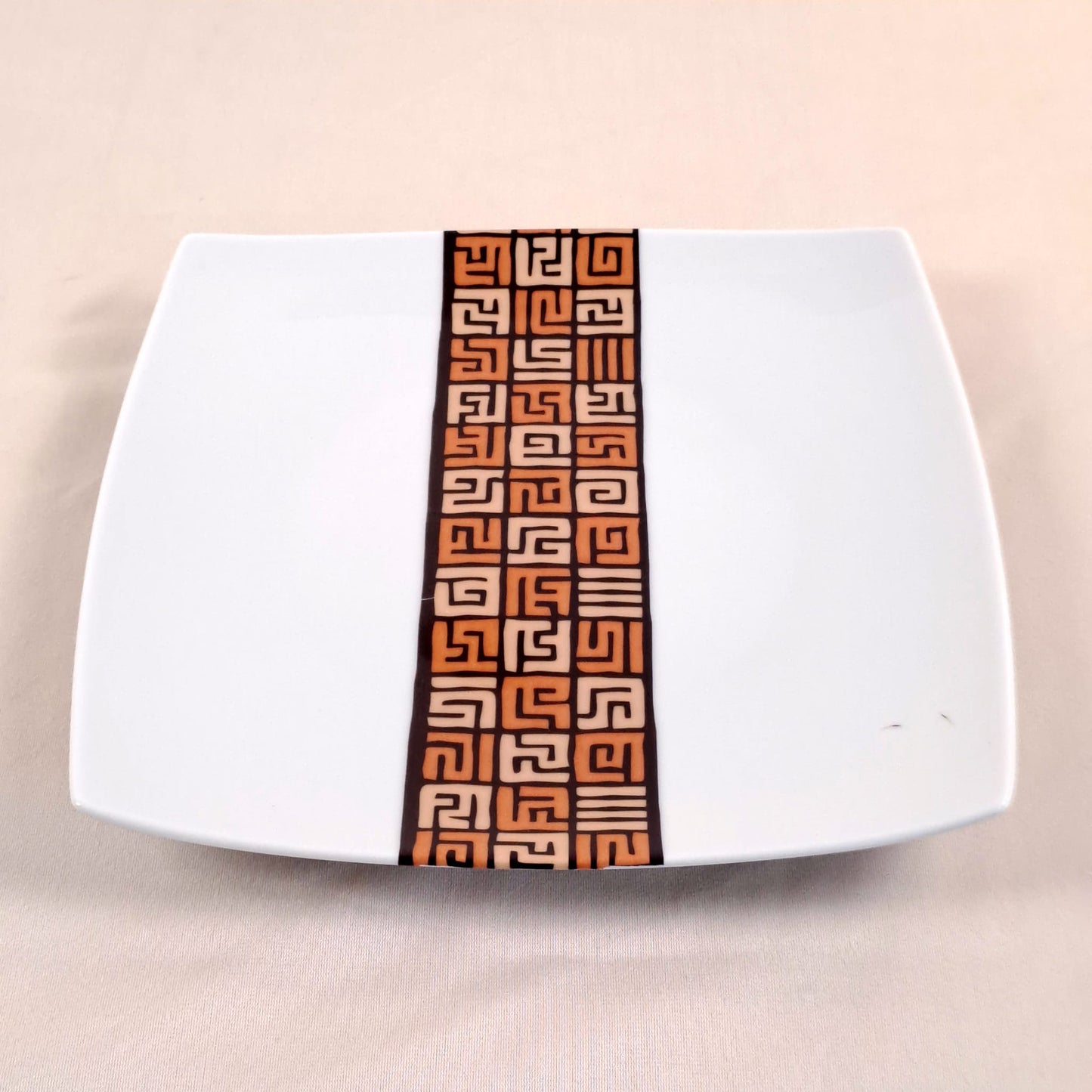 Coffret d'assiettes carrées en porcelaine fine Française fabriquées à la demande avec motif bande ethnique d'Afrique "#Ntshak (#N’tshak) du peuple Kuba ethnie shoowa du Congo, présenté dans un coffret de 6 assiettes.