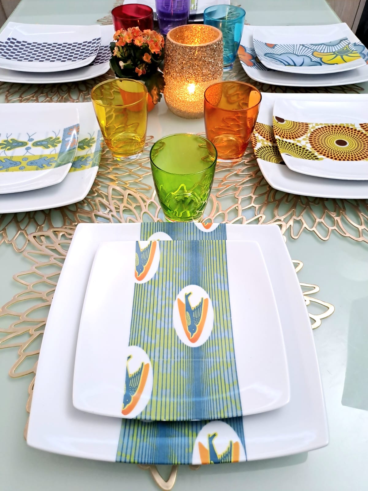 Coffret d'assiettes carrées en porcelaine fine Française fabriquées à la demande avec  motif bande WAX d'afrique "Hirondelles" dans coffret de 12