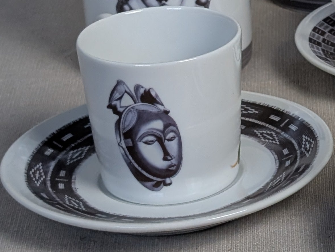 Tasse à café en porcelaine fine Française fabriqué à la demande, motif d'Afrique, Côté d'Ivoire extérieur masques "Baoulé"