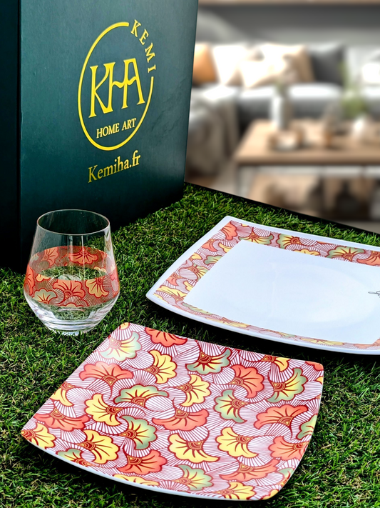 Coffret d'assiettes en porcelaine fine Française fabriquées à la demande avec motif anneau combiné WAX d'afrique "Fleurs de Mariage" rouges dans coffrets de 12