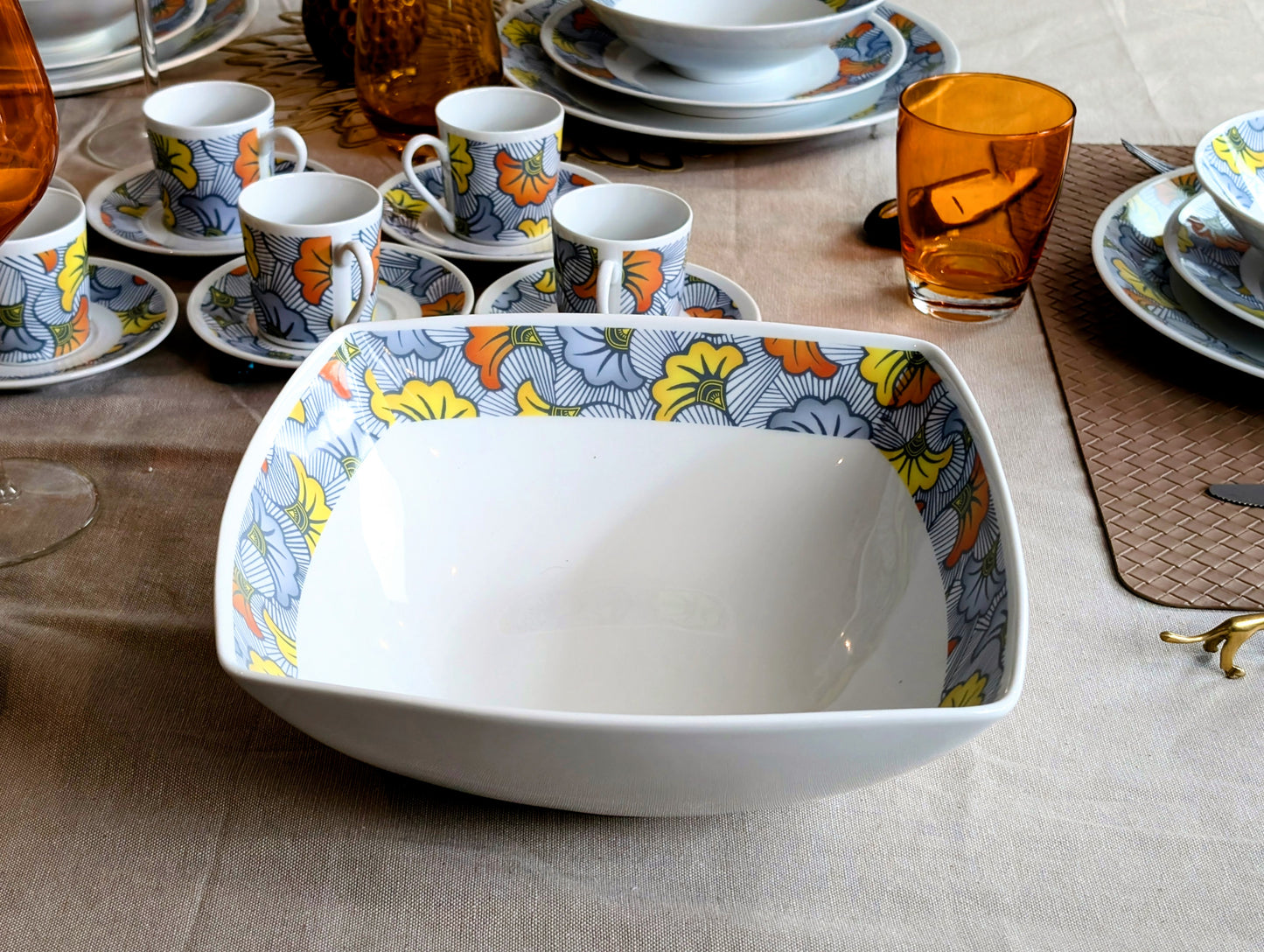 Saladier en porcelaine Française motif anneaux wax d'Afrique "Fleurs de Mariage" dans coffret