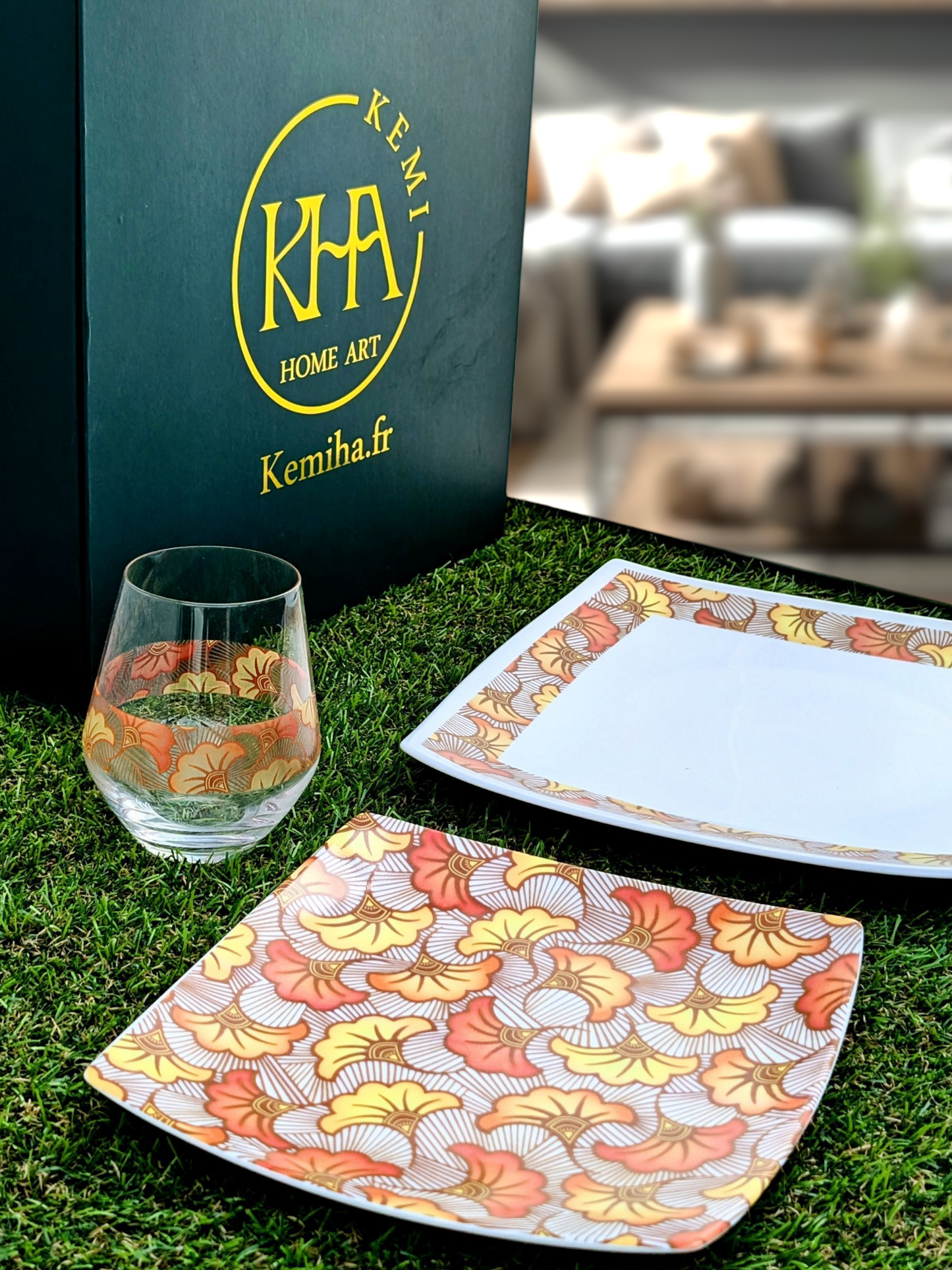 Coffret d'assiettes en porcelaine fine Française fabriquées à la demande avec motif anneau combiné WAX d'afrique "Fleurs de Mariage" ocre dans coffrets de 12