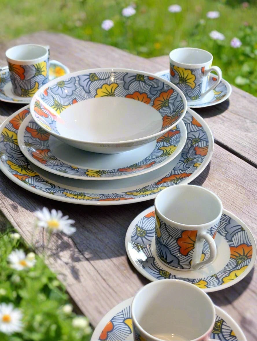 Tasse à Café avec soucoupe en porcelaine fine Française motif plein wax d'Afrique "Fleurs de Mariage"