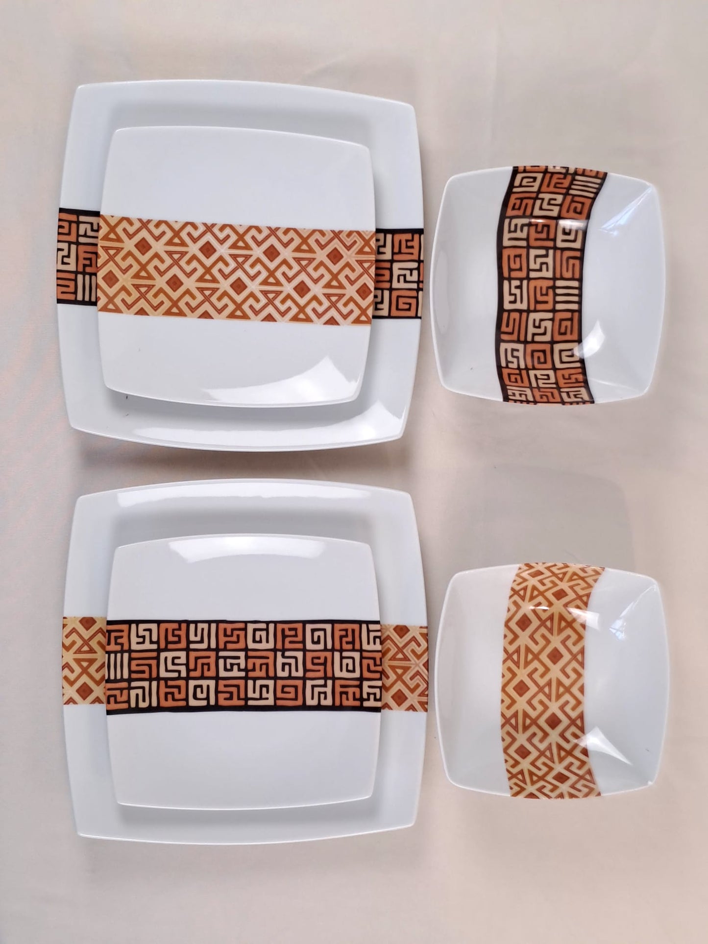 Coffret d'assiettes carrées en porcelaine fine Française fabriquées à la demande avec motif bande ethnique d'Afrique "#Ntshak (#N’tshak) du peuple Kuba ethnie shoowa du Congo, présenté dans un coffret de 6 assiettes.