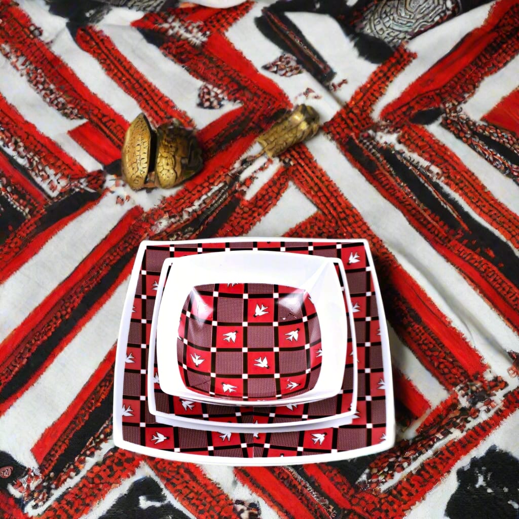 Coffret d'assiettes carrées en porcelaine fine Française fabriquées à la demande avec motif bande Ethnique d'Afrique "Lwili-Pende" du Burkina Faso dans coffret cadeau de 6 assiettes.