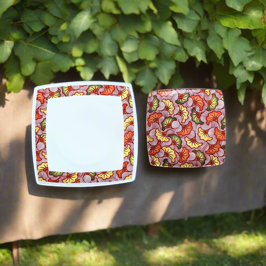 Coffret d'assiettes en porcelaine fine Française fabriquées à la demande avec motif anneau combiné WAX d'afrique "Fleurs de Mariage" rouges dans coffrets de 12