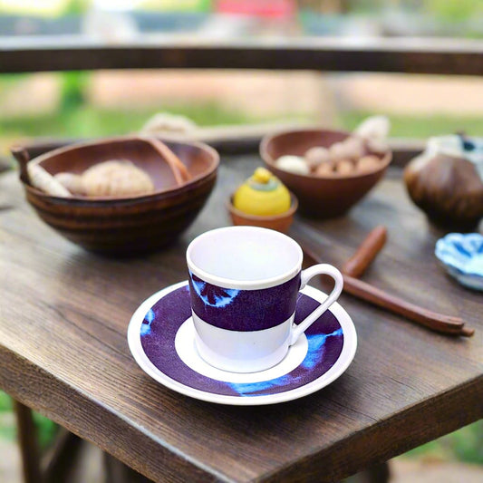 Tasse à Café en porcelaine fine Française fabriquée à la demande avec soucoupe motif ethnique africain  "indigo" bleu