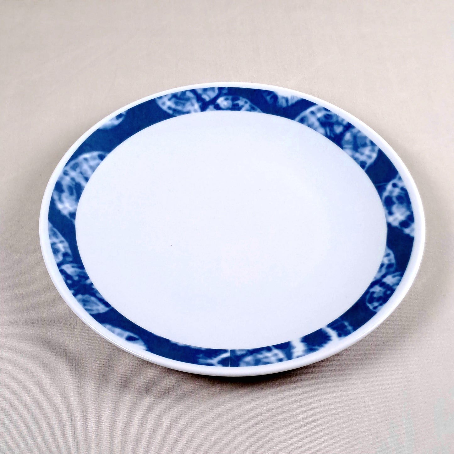 Coffret d'assiettes rondes en porcelaine fine Française fabriquées à la demande avec motif anneaux larges ethnique d'Afrique "Indigo" bleu dans coffret de 6 assiettes
