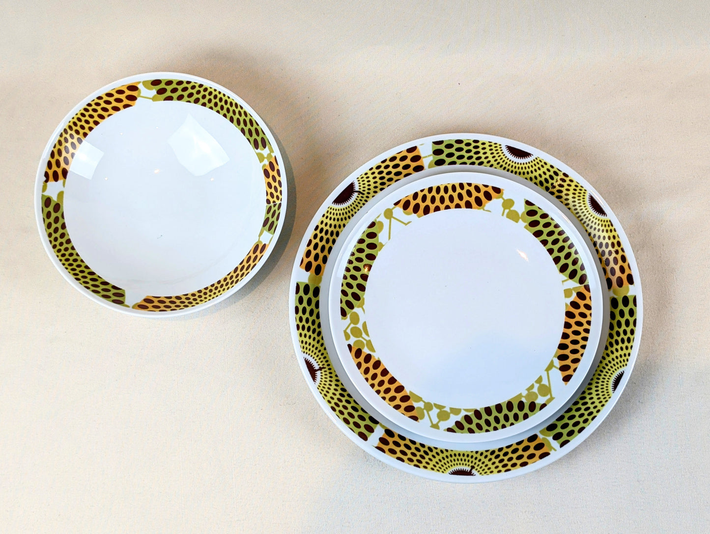 Coffret d'assiettes en porcelaine Française fabriquées à la demande avec motif anneaux fins "Gammaphone" dans coffret (6 pièces)