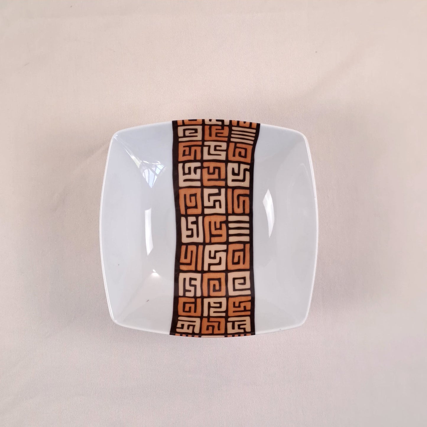 Coffret d'assiettes carrées en porcelaine fine Française fabriquées à la demande avec motif bande ethnique d'Afrique "#Ntshak (#N’tshak) du peuple Kuba ethnie shoowa du Congo, présenté dans un coffret de 6 assiettes.