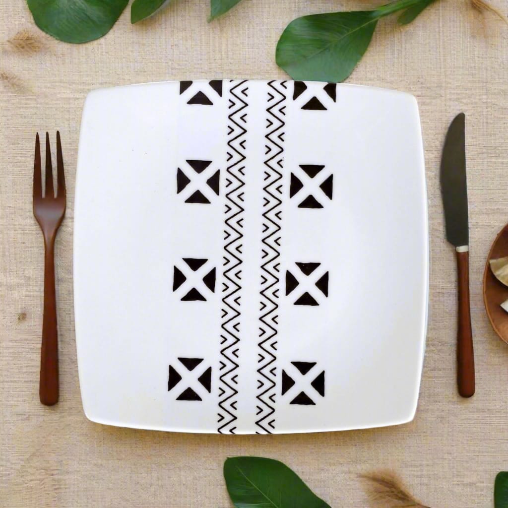 Coffret d'assiettes carrées en porcelaine fine Française fabriquées à la demande avec motif bande ethnique d'Afrique "#kente ou Kita du Ghana et Togo, présenté dans un coffret de 6 assiettes.