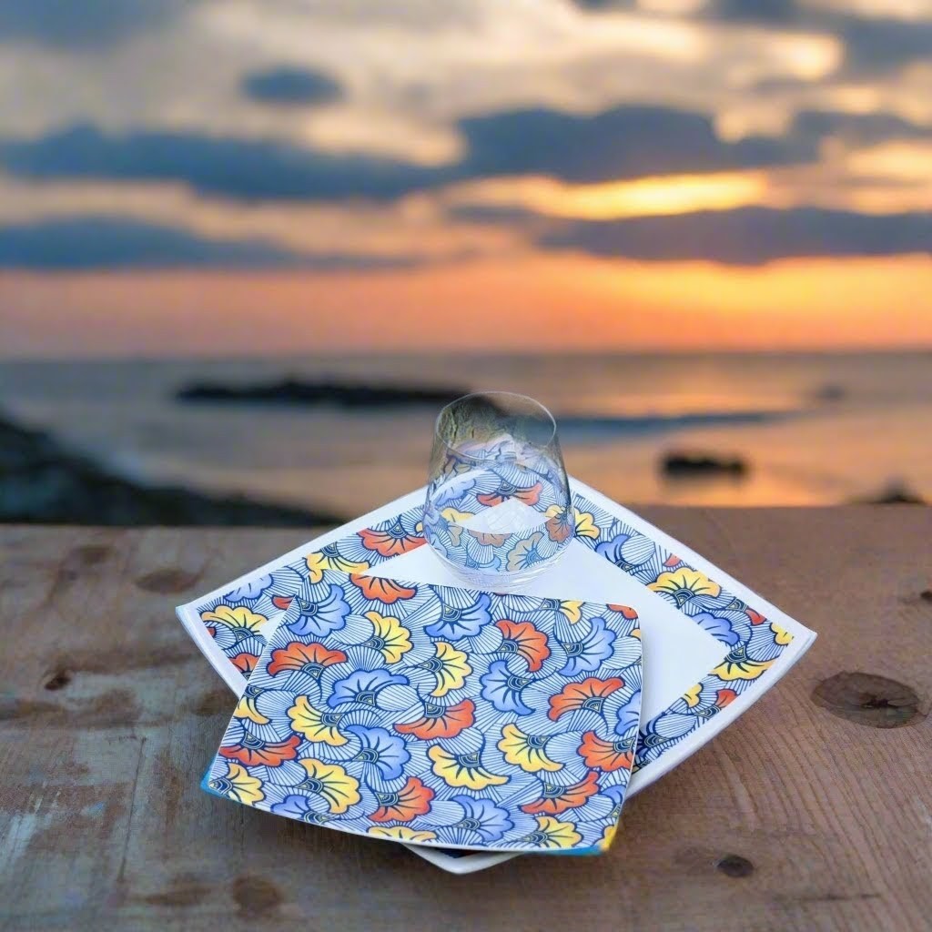 Coffret d'assiettes en porcelaine fine Française fabriquées à la demande avec motif anneau combiné WAX d'afrique "Fleurs de Mariage" bleu dans coffrets de 12