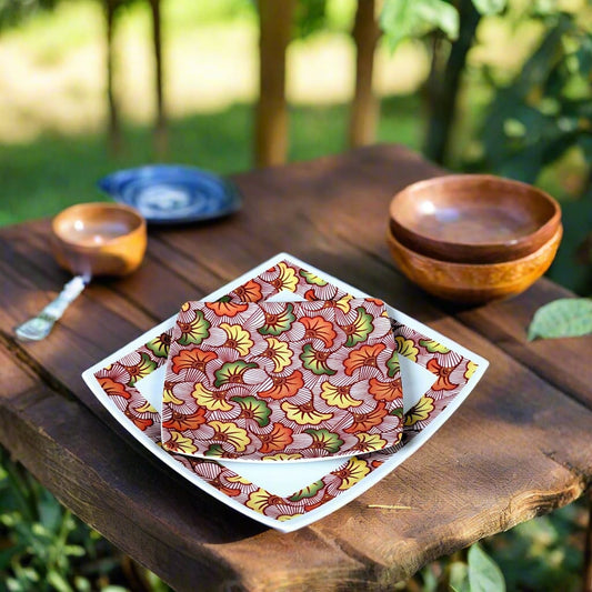 Coffret d'assiettes en porcelaine fine Française fabriquées à la demande avec motif anneau combiné WAX d'afrique "Fleurs de Mariage" rouges dans coffrets de 12