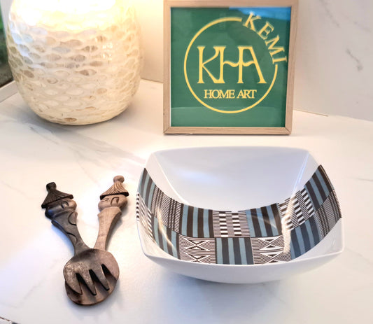 Saladier en porcelaine fine Française fabriqué à la demande motif bande Ethnique d'Afrique "Kanta" bleu du Niger dans coffret