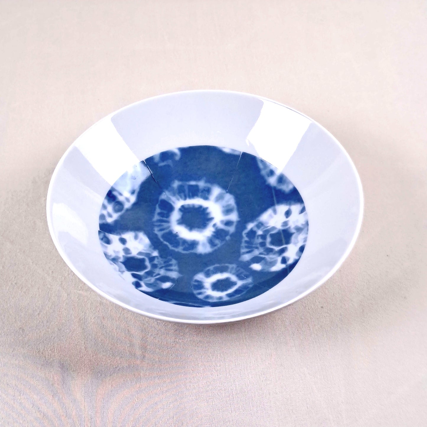 Coffret d'assiettes rondes en porcelaine fine Française fabriquées à la demande avec motif anneaux larges ethnique d'Afrique "Indigo" bleu dans coffret de 6 assiettes