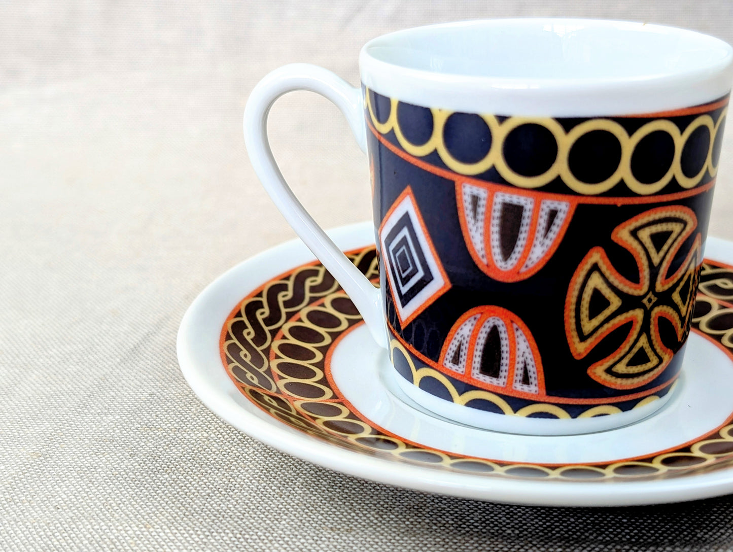 Tasse à Café en porcelaine fine Française fabriquée à la demande avec soucoupe motif anneau africain "Ndop Bamoun" du Cameroun