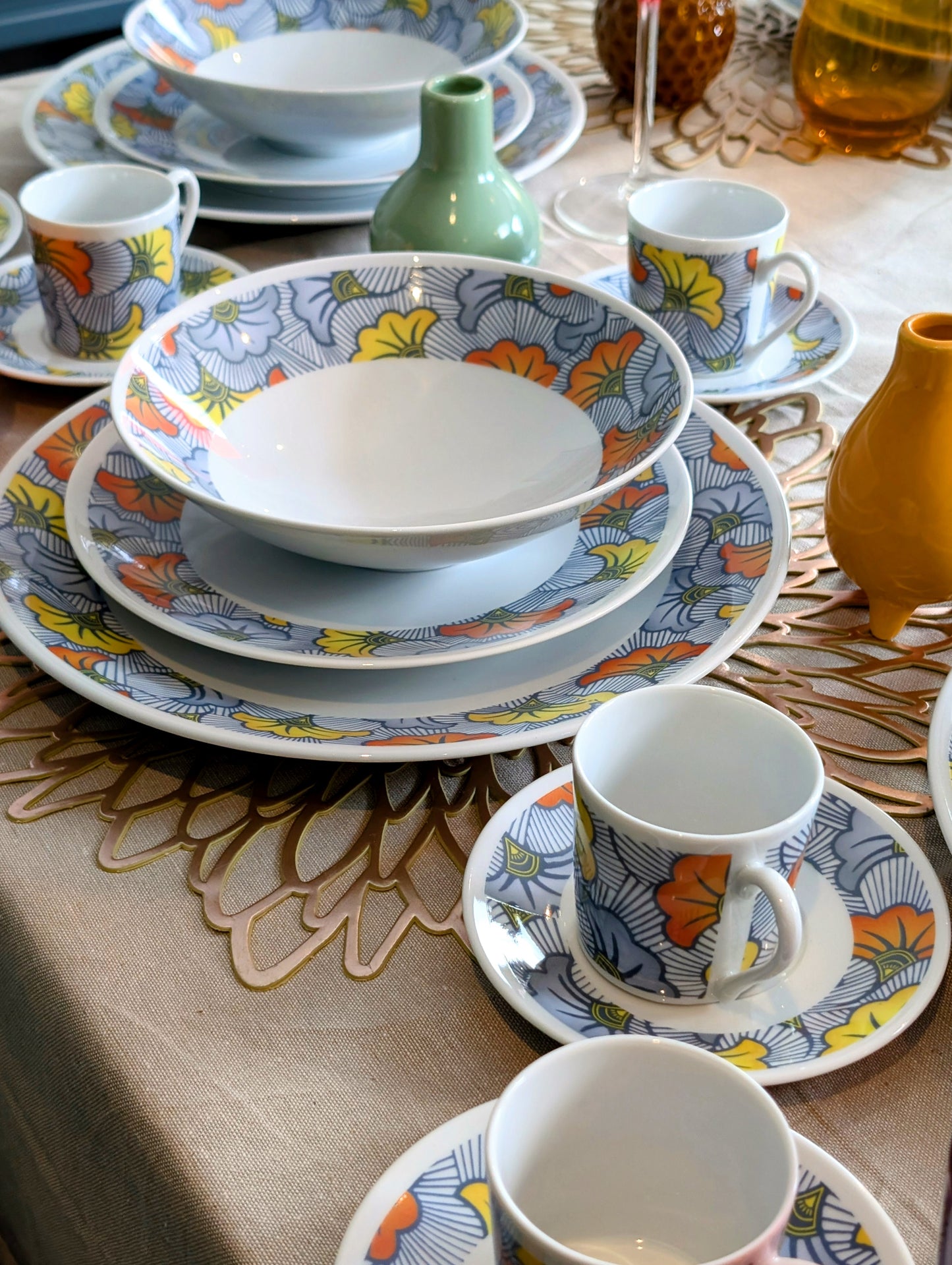 Tasse à Café avec soucoupe en porcelaine fine Française motif plein wax d'Afrique "Fleurs de Mariage"