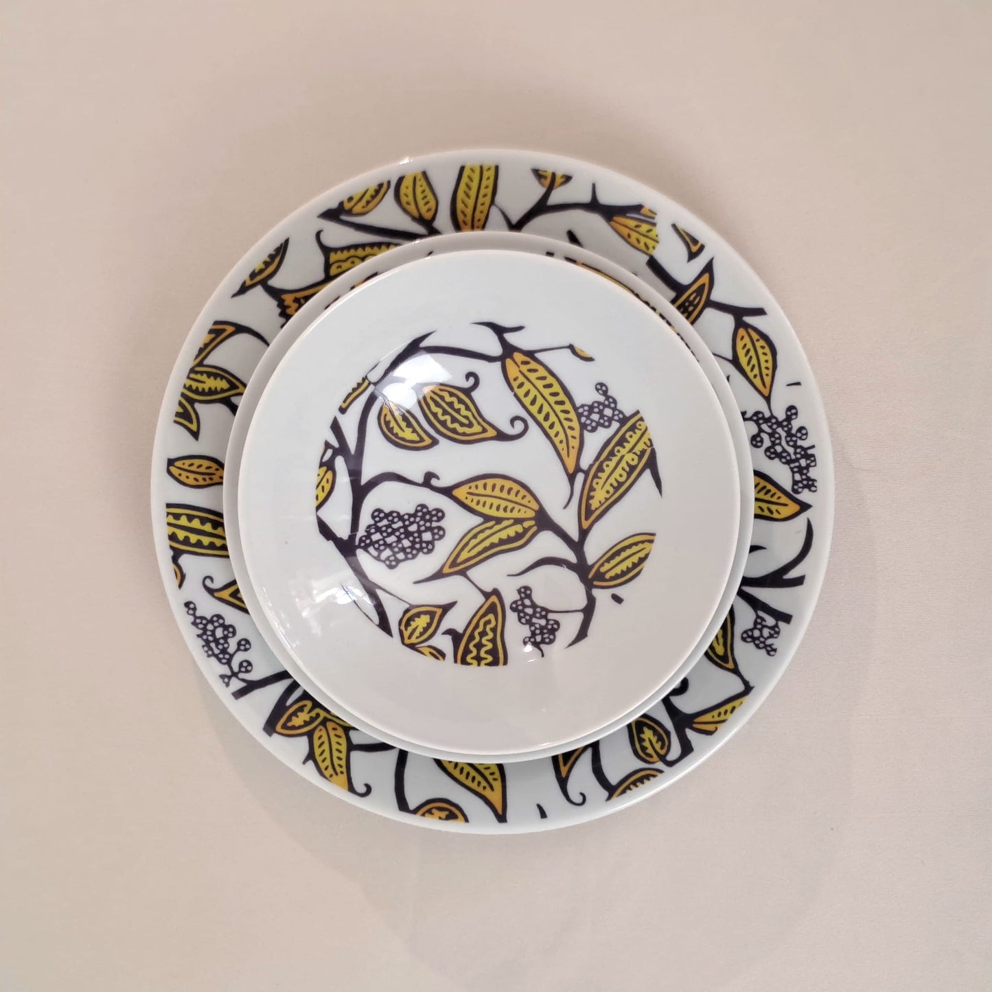 Coffret d'assiettes rondes en porcelaine fine Française fabriquées à la demande avec motif anneaux larges WAX "Makaïva" dans coffret de 6