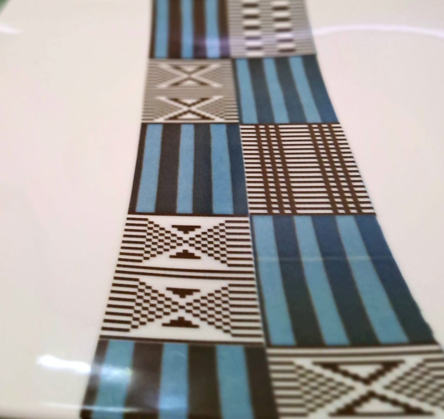 Coffret d'assiettes carrées en porcelaine fine Française fabriquées à la demande avec motif bande ethnique "Kounta" ou "Kanta" bleu du Niger, présenté dans un coffret de 6 assiettes