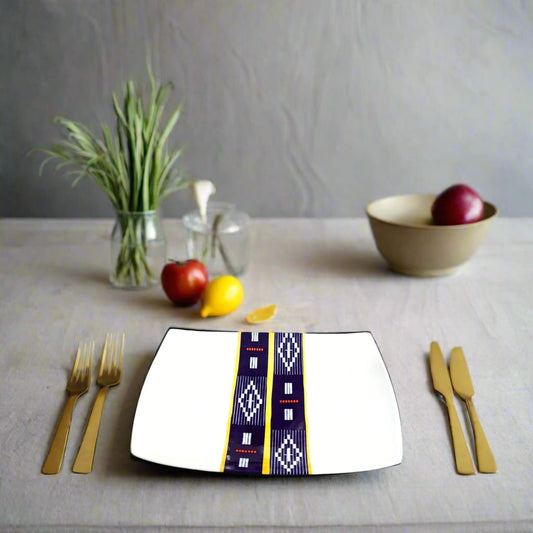 Coffret d'assiettes carrées en porcelaine fine Française fabriquées à la demande avec motif bande Éléphant Ethnique d'Afrique "Baoulé" de Côte d'Ivoire dans coffret de 12 assiettes